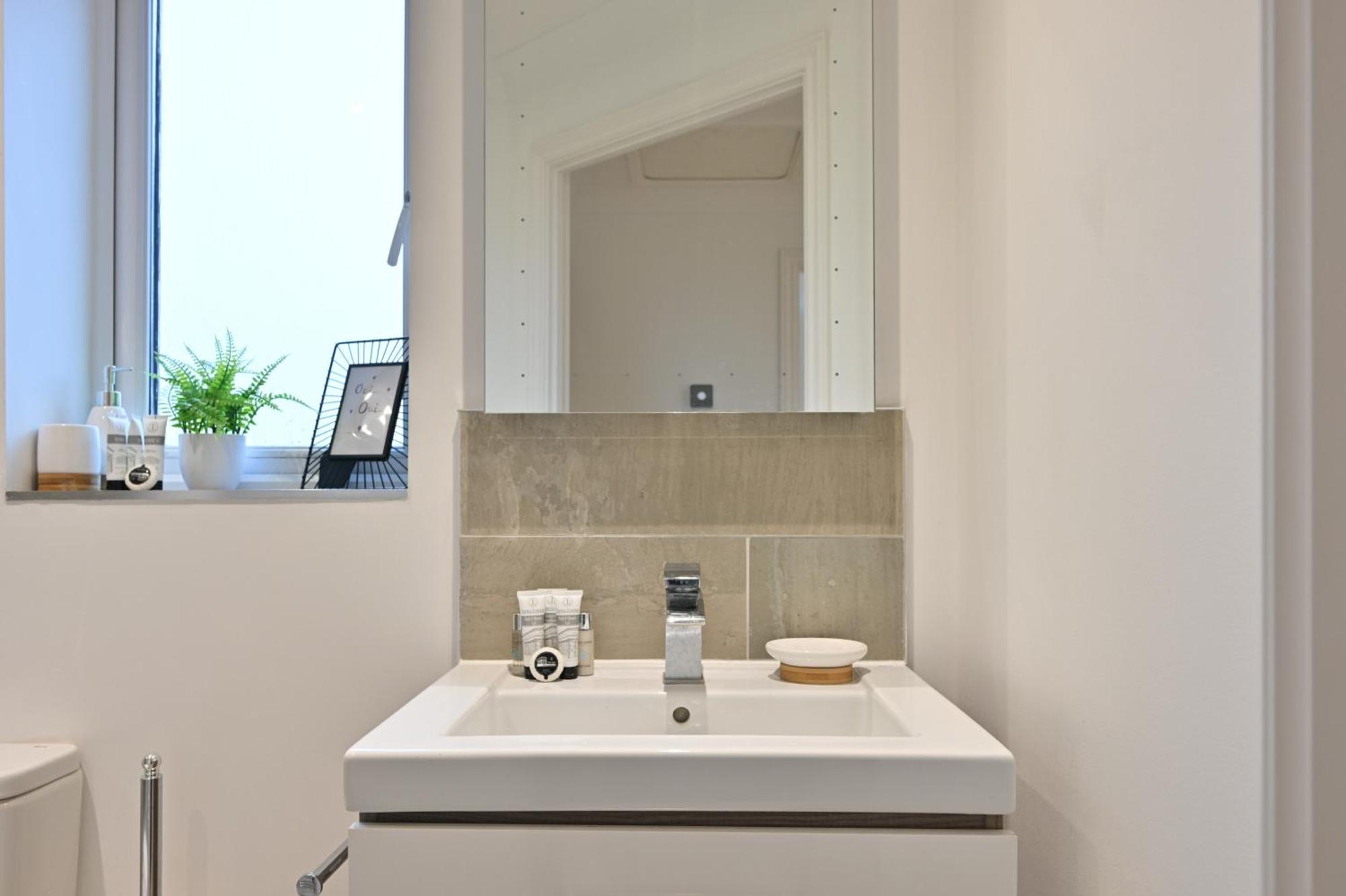 Cosy 2-bed In Near Town Centre! Appartamento *