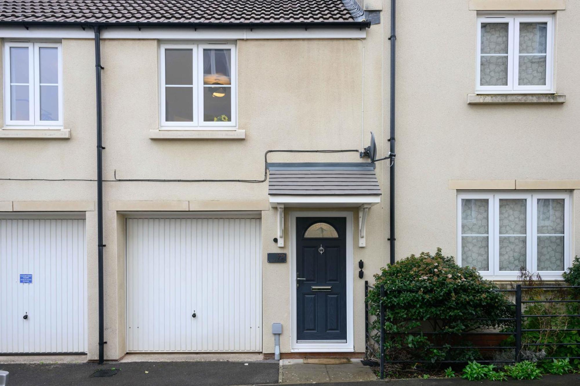 Cosy 2-bed In Near Town Centre!