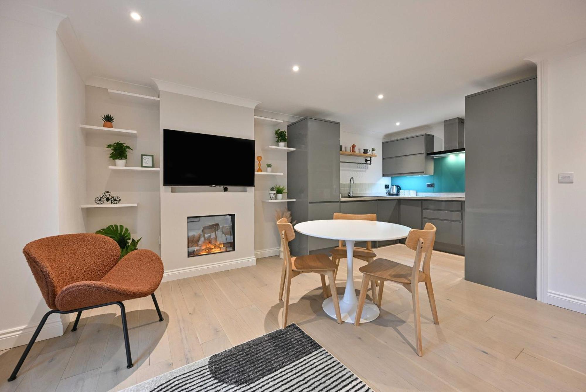 Cosy 2-bed In Near Town Centre!