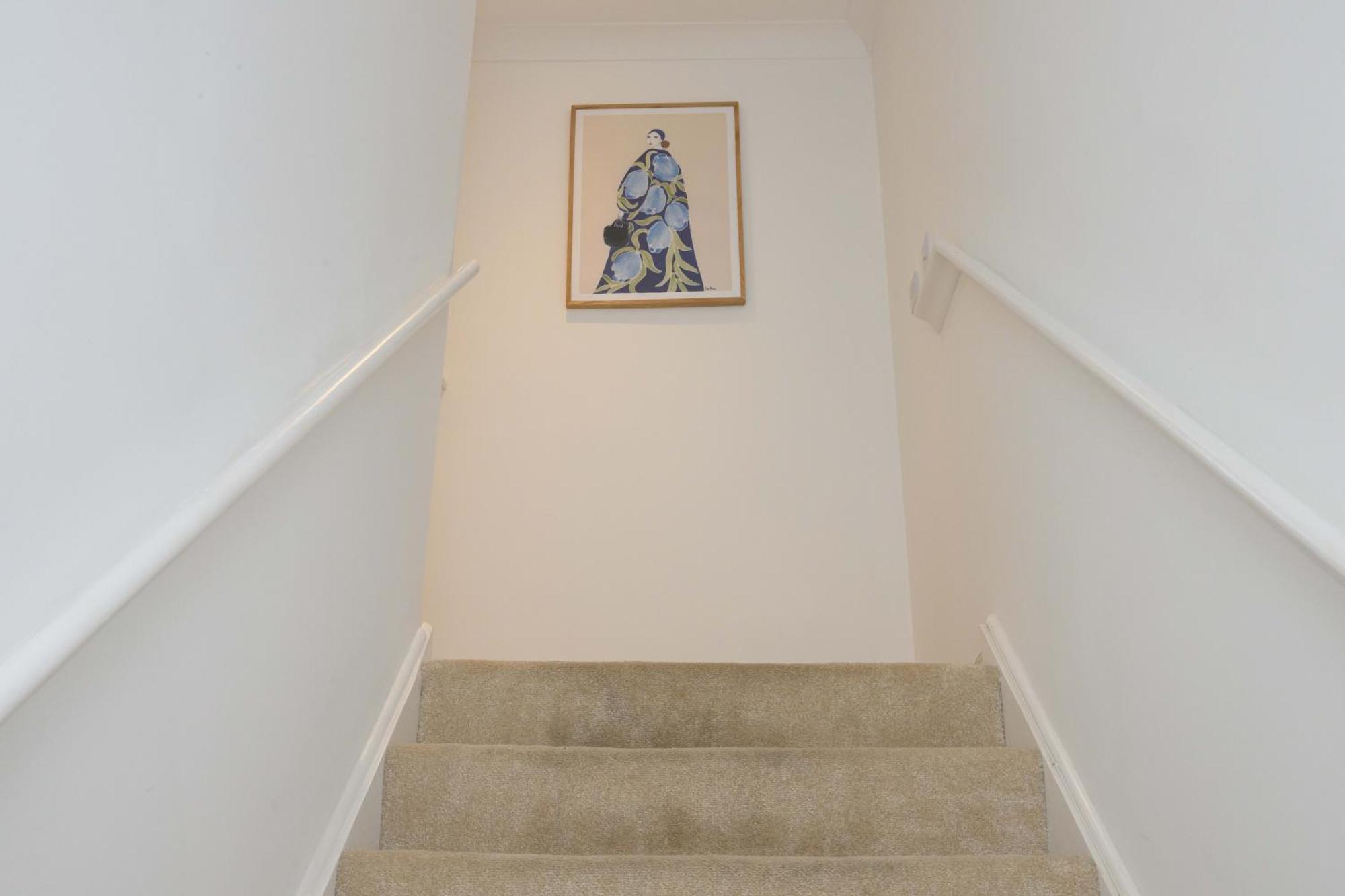 Cosy 2-bed In Near Town Centre! Apartment *