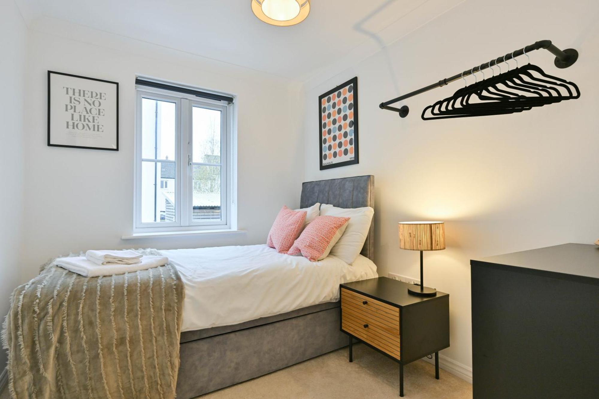 Apartment Cosy 2-bed In Near Town Centre! *