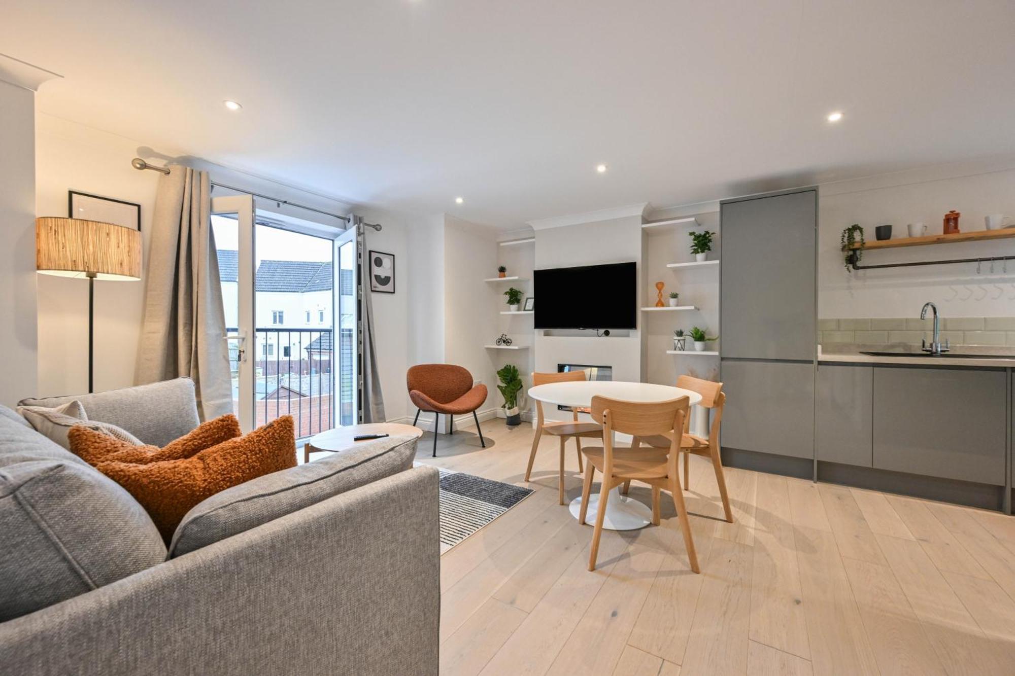 Cosy 2-bed In Near Town Centre! *