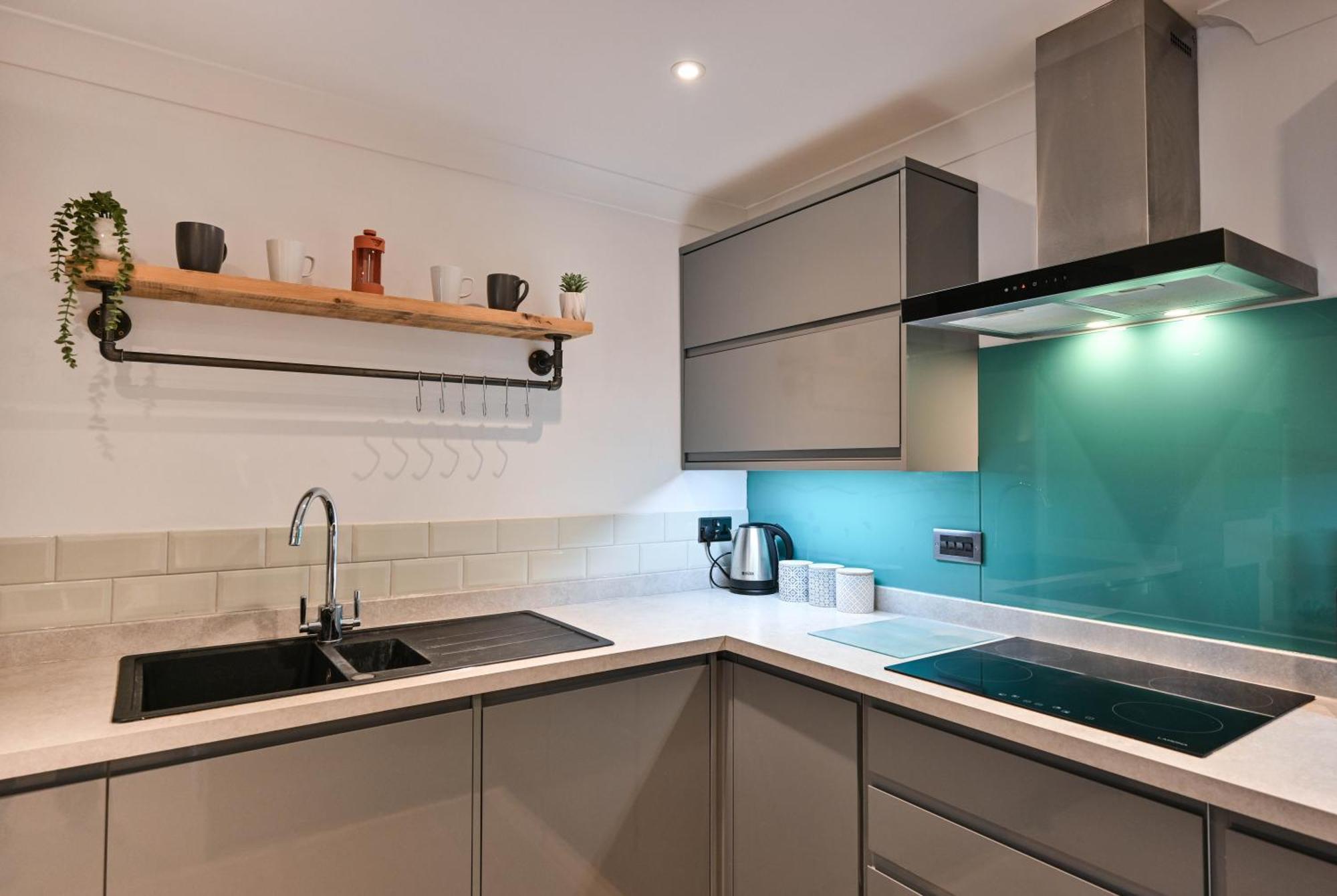 Cosy 2-bed In Near Town Centre! Apartment *